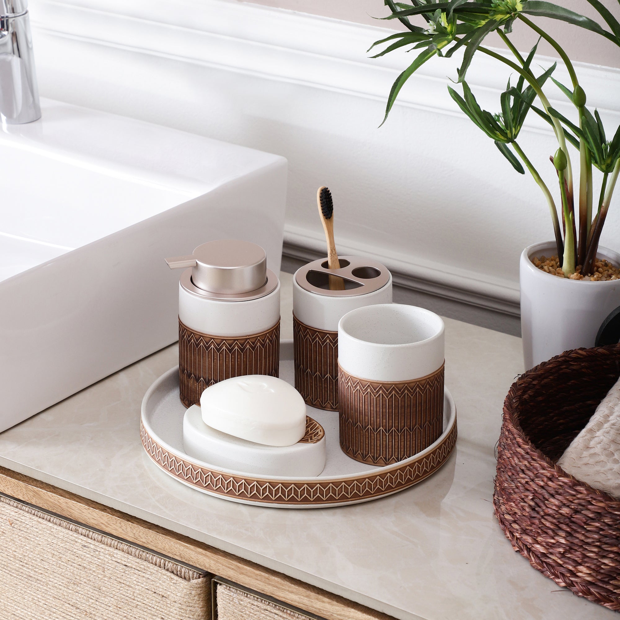 Aztec Pattern 5 Piece Bath Set (White)