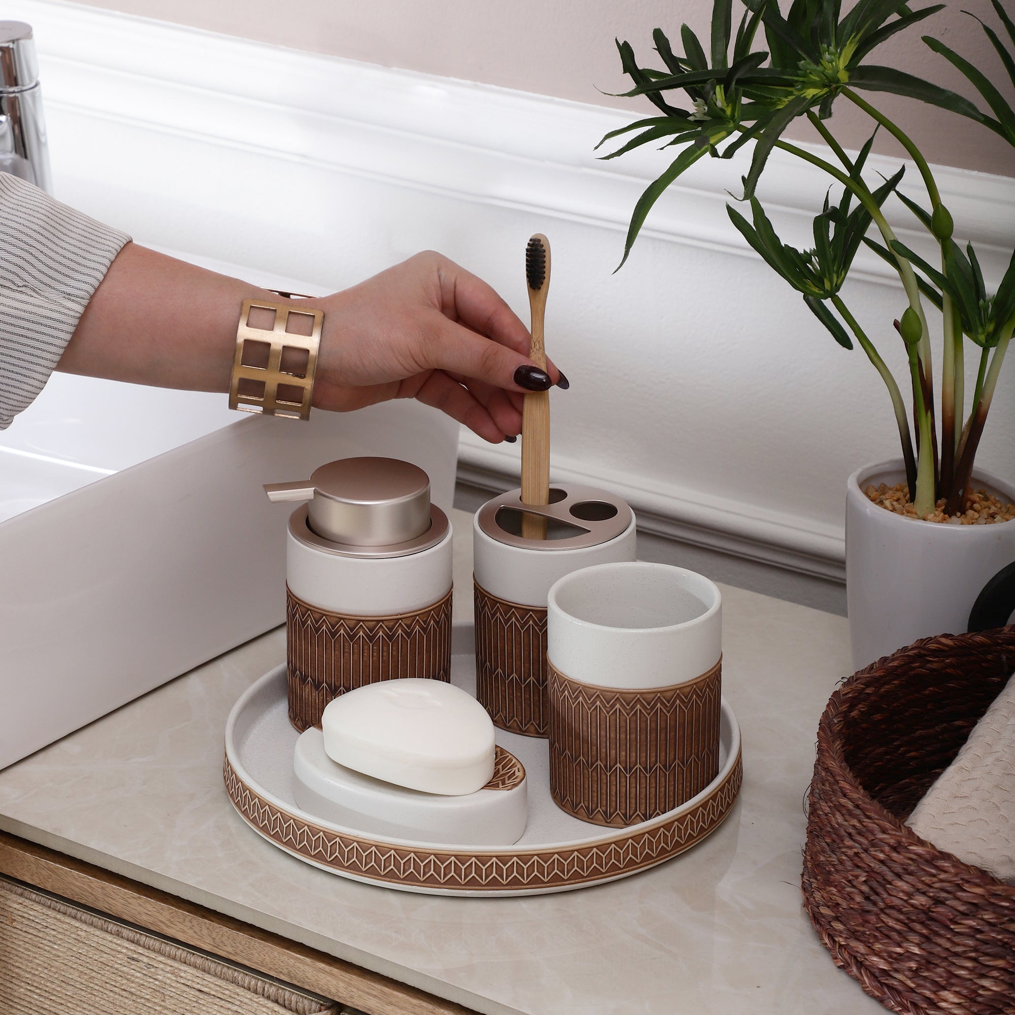 Aztec Pattern 5 Piece Bath Set (White)