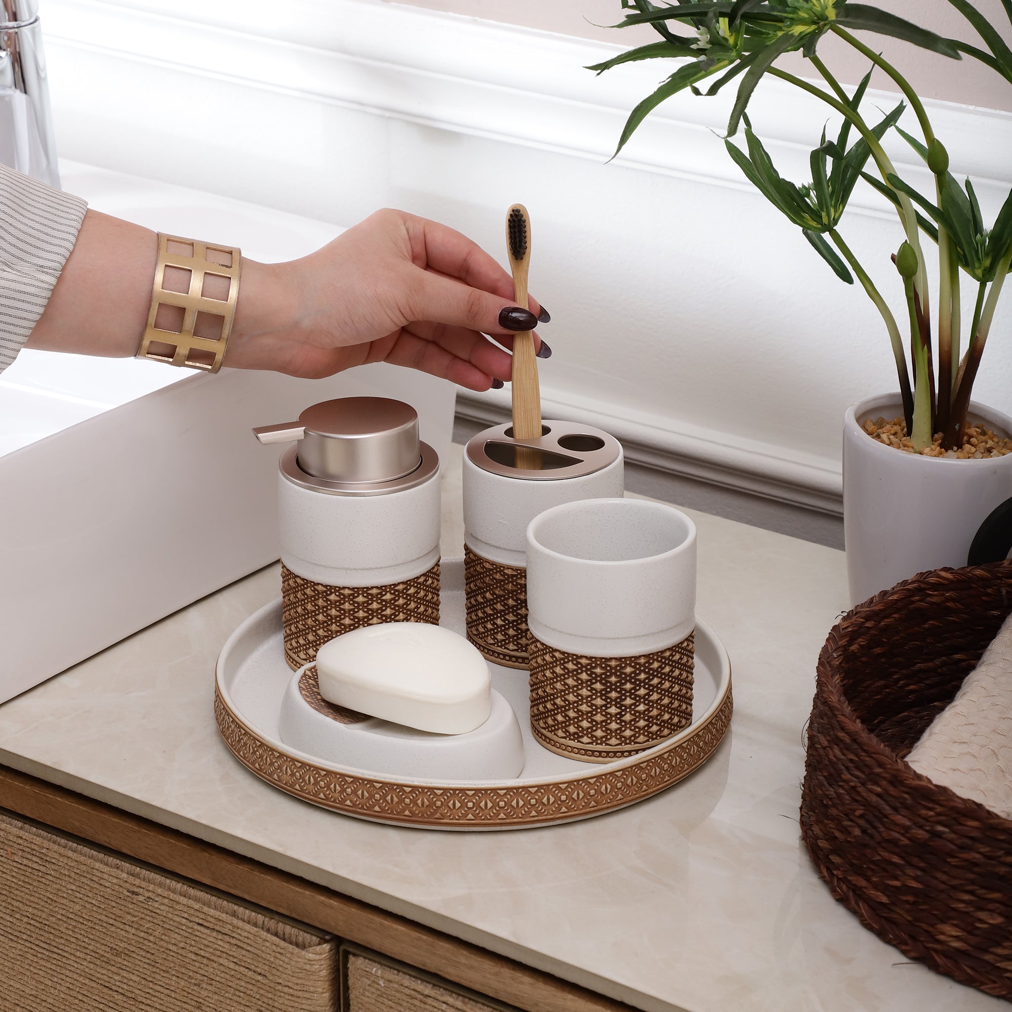 Meshed Pattern 5 Piece Bath Set (White)