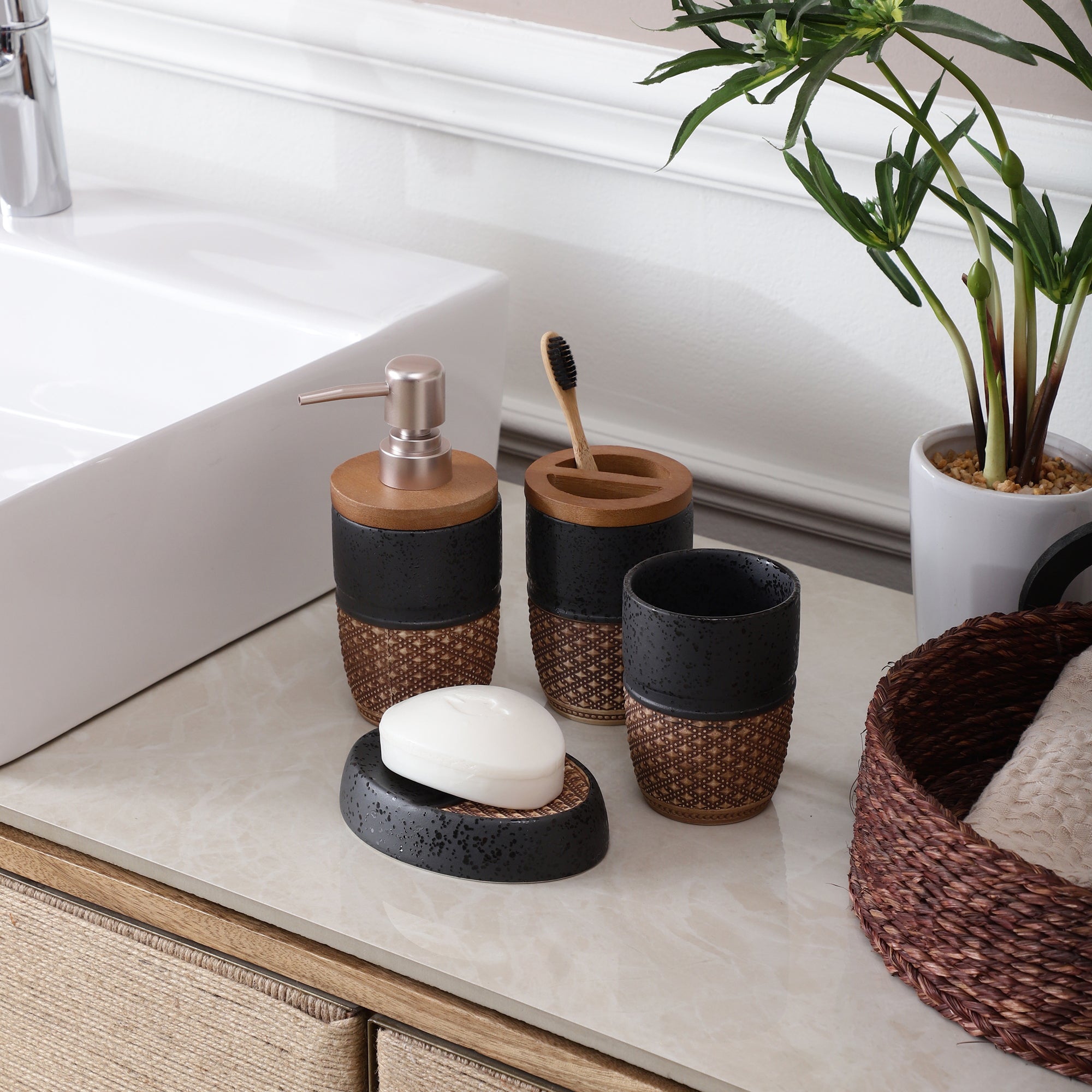Long Meshed Pattern 4 Piece Bath Set (Black)