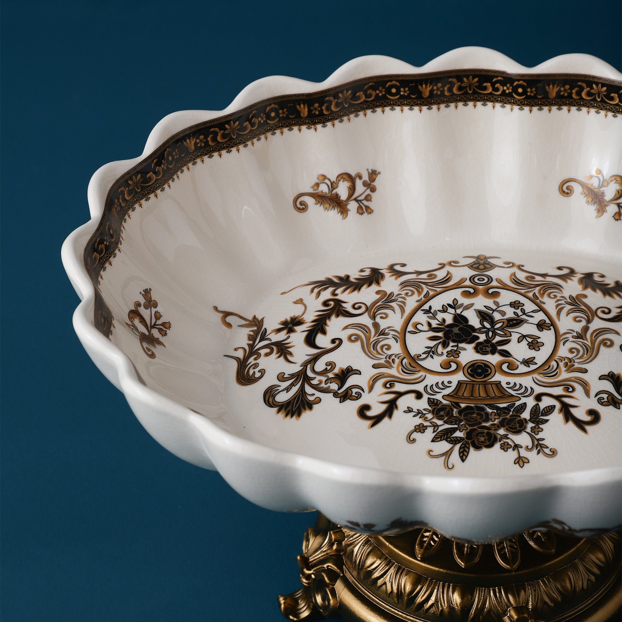 Grandiose Round Bowl With Gold Base (Large)