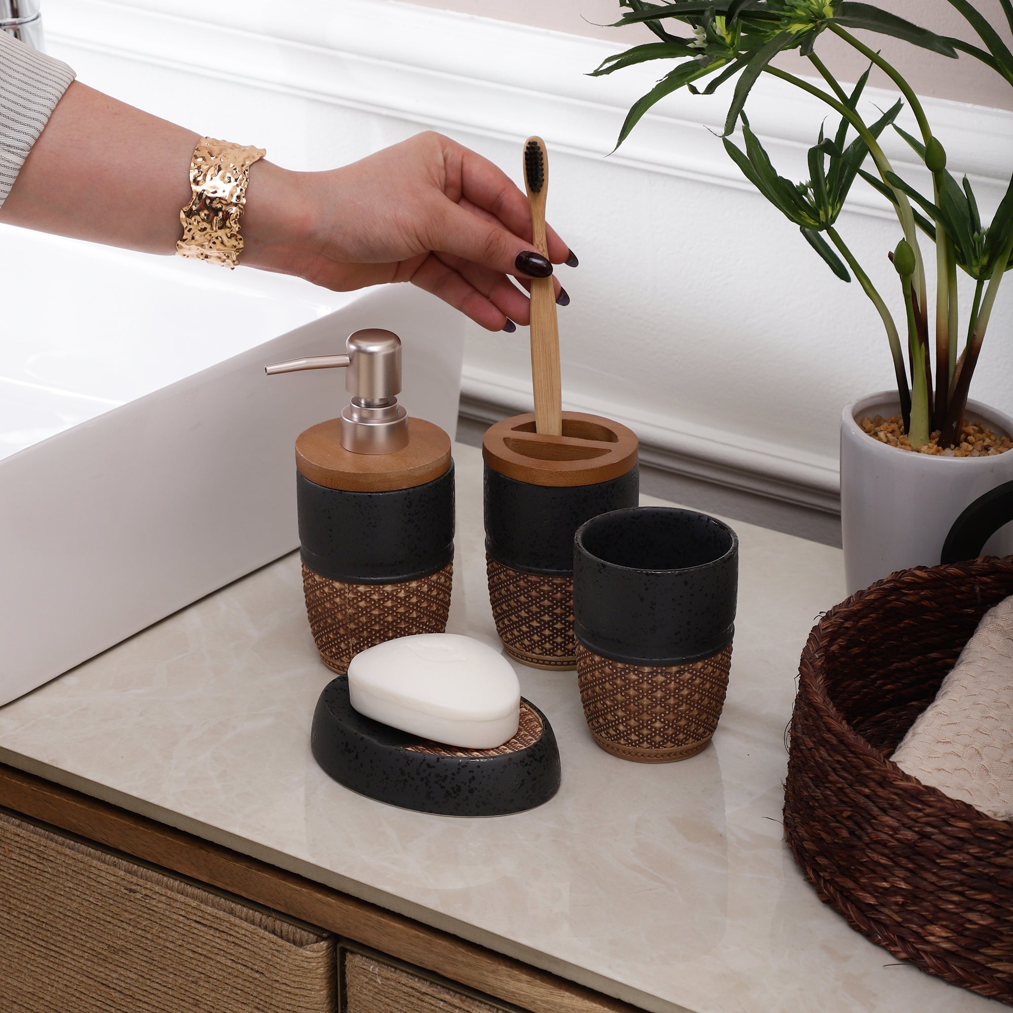 Long Meshed Pattern 4 Piece Bath Set (Black)