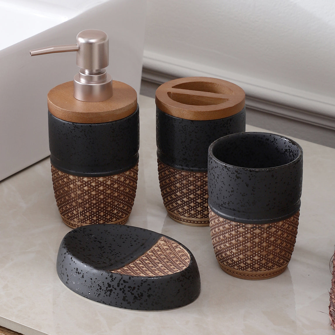 Long Meshed Pattern 4 Piece Bath Set (Black)