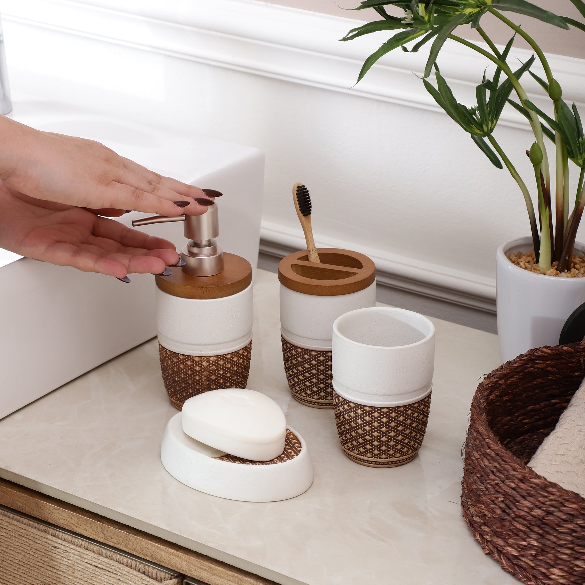 Long Meshed Pattern 4 Piece Bath Set (White)