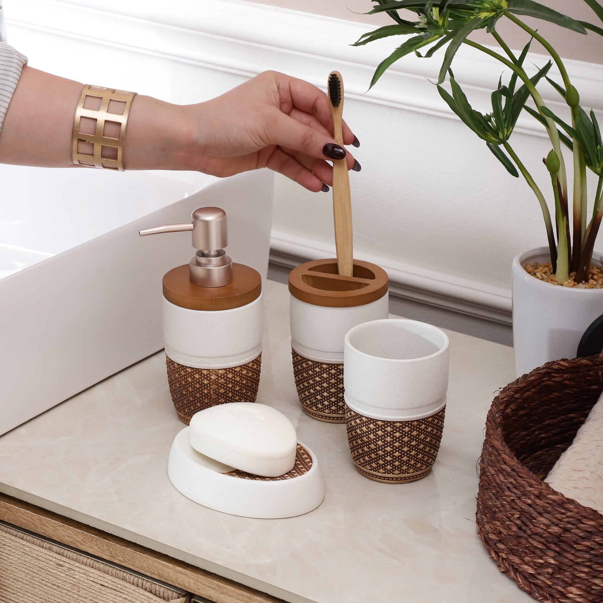 Long Meshed Pattern 4 Piece Bath Set (White)