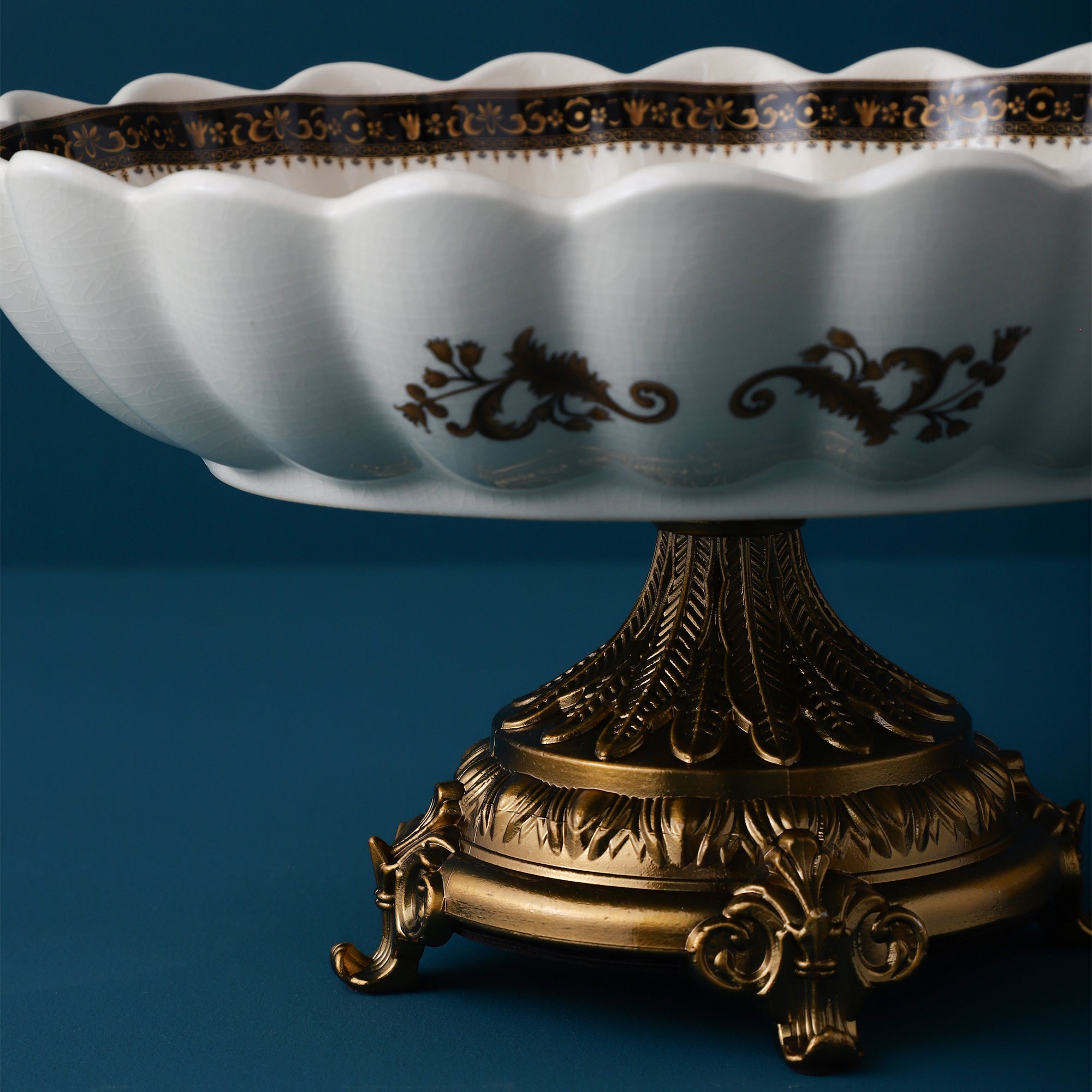 Grandiose Round Bowl With Gold Base (Large)