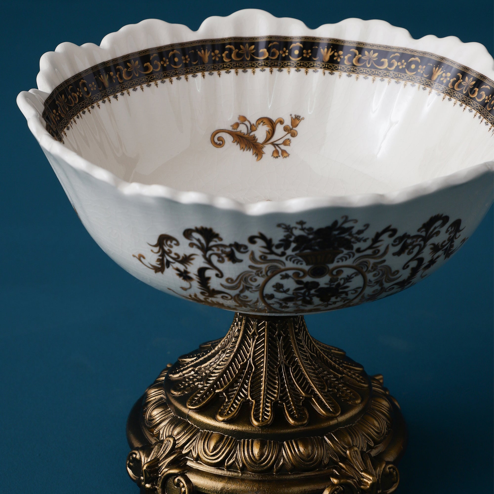 Grandiose Round Bowl With Gold Base